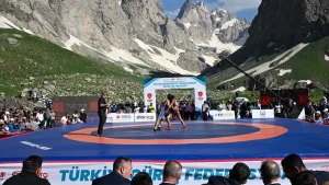 Milli sporcular, Hakkari'de açık havada ilk kez mindere çıktı